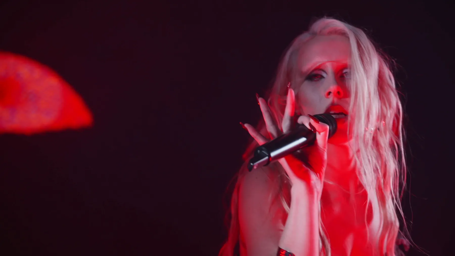 KING IV singing in red light
