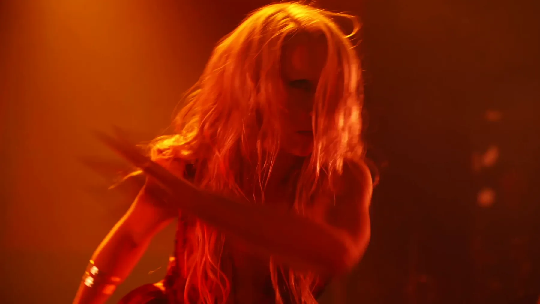 KING IV lit in gold, hair flying